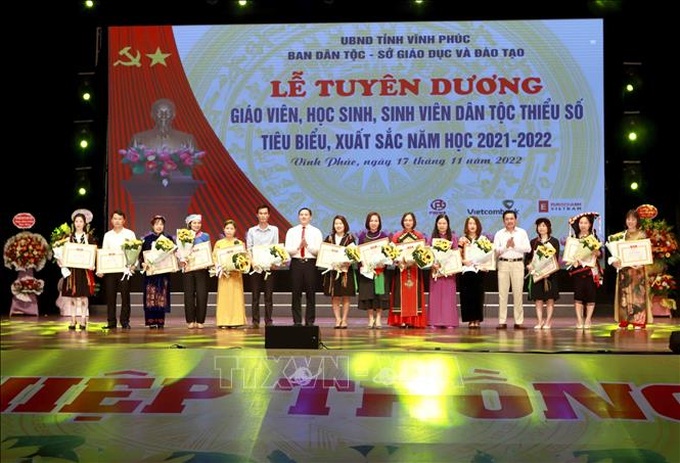 Trao Giấy khen của Ban Dân tộc tỉnh Vĩnh Phúc cho các giáo viên dân tộc thiểu số tiêu biểu. Ảnh TTXVN
