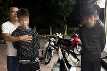 Hai thanh niên cầm dao phóng lợn đi cướp tài sản người đi đường