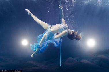 Vẻ đẹp gợi cảm huyền bí của những vũ công khi ở dưới nước