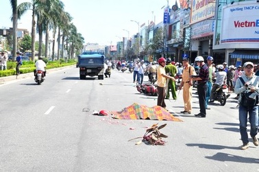 Va chạm với xe tải, hai nữ sinh viên tử nạn tại chỗ