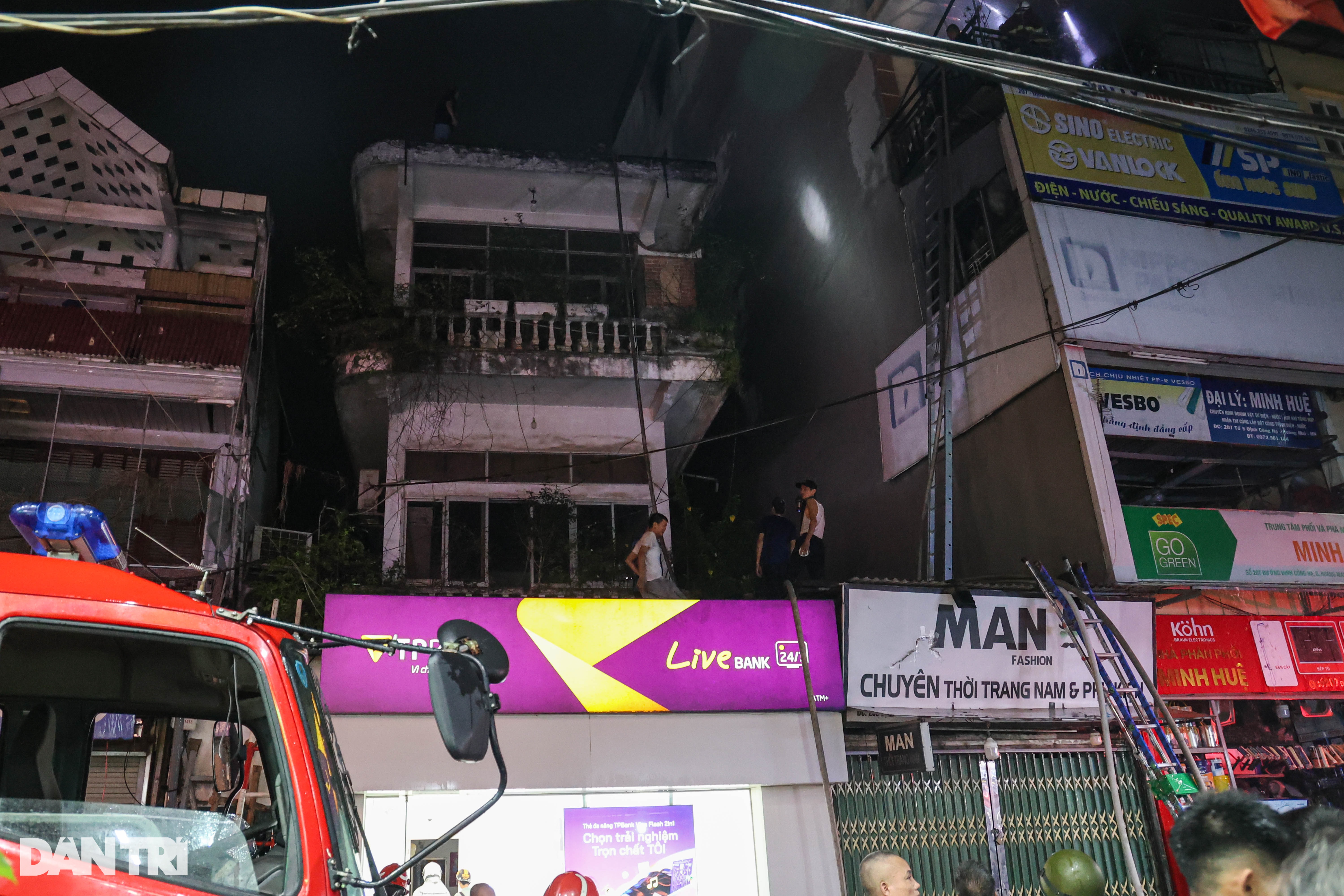 Hiện trường vụ cháy nhà 6 tầng trên phố Định Công Hạ ở Hà Nội - 2