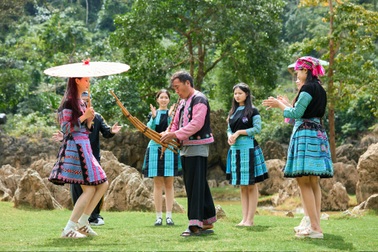 Top 30 Hoa hậu Du lịch Dân tộc Việt Nam múa khèn, hóa thành cô gái Mông