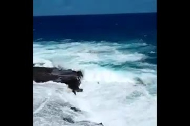 Mải “sống ảo” bên vách đá, cặp đôi bị sóng lớn đánh “sấp mặt” rồi cuốn trôi ra biển