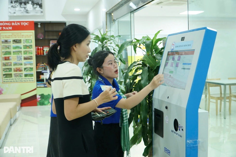 Hành chính công kiểu mới ở TPHCM: Từ quầy điểm tâm đến robot phục vụ - 2