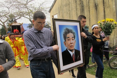 Di hài GS Nguyễn Tài Cẩn được đưa về quê nhà Nghệ An 