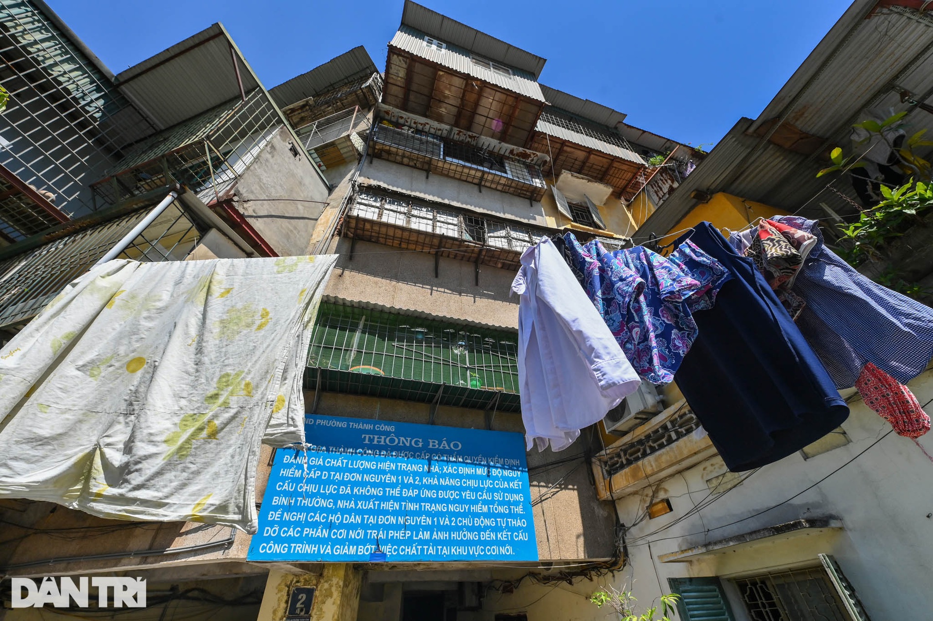 Nhà biến thành hầm ẩm thấp, dột nát tại chung cư tập thể cũ Hà Nội - 12 Nhà biến thành hầm ẩm thấp, dột nát tại chung cư tập thể cũ Hà Nội - 12