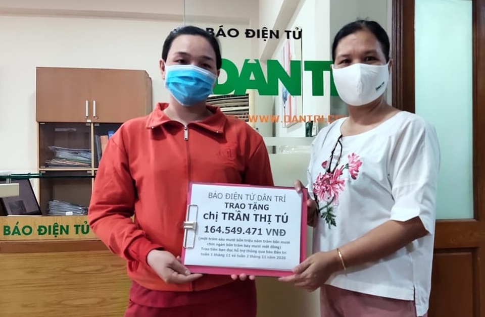 Nhà báo Lý Thị Toàn Thắng - Trưởng văn phòng đại diện báo điện tử Dân Trí tại TPHCM (trái), trao quà của bạn đọc đến cho chị Tú Nhà báo Lý Thị Toàn Thắng - Trưởng văn phòng đại diện báo điện tử Dân Trí tại TPHCM (phải), trao quà của bạn đọc đến cho chị Tú