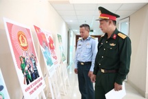 Tác giả 80 tuổi vẽ tranh cổ động kỷ niệm Ngày thành lập Quân đội nhân dân