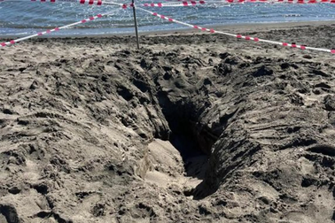 Chơi đào cát ở biển, chàng trai 17 tuổi bị chôn sống 1,5m chỉ sau vài phút