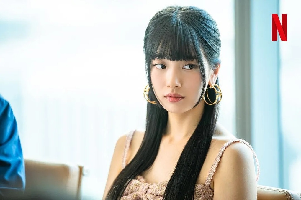 Suzy ăn mặc vừa gợi cảm, vừa cá tính trong phim Doona - 1 Suzy ăn mặc vừa gợi cảm, vừa cá tính trong phim Doona - 1
