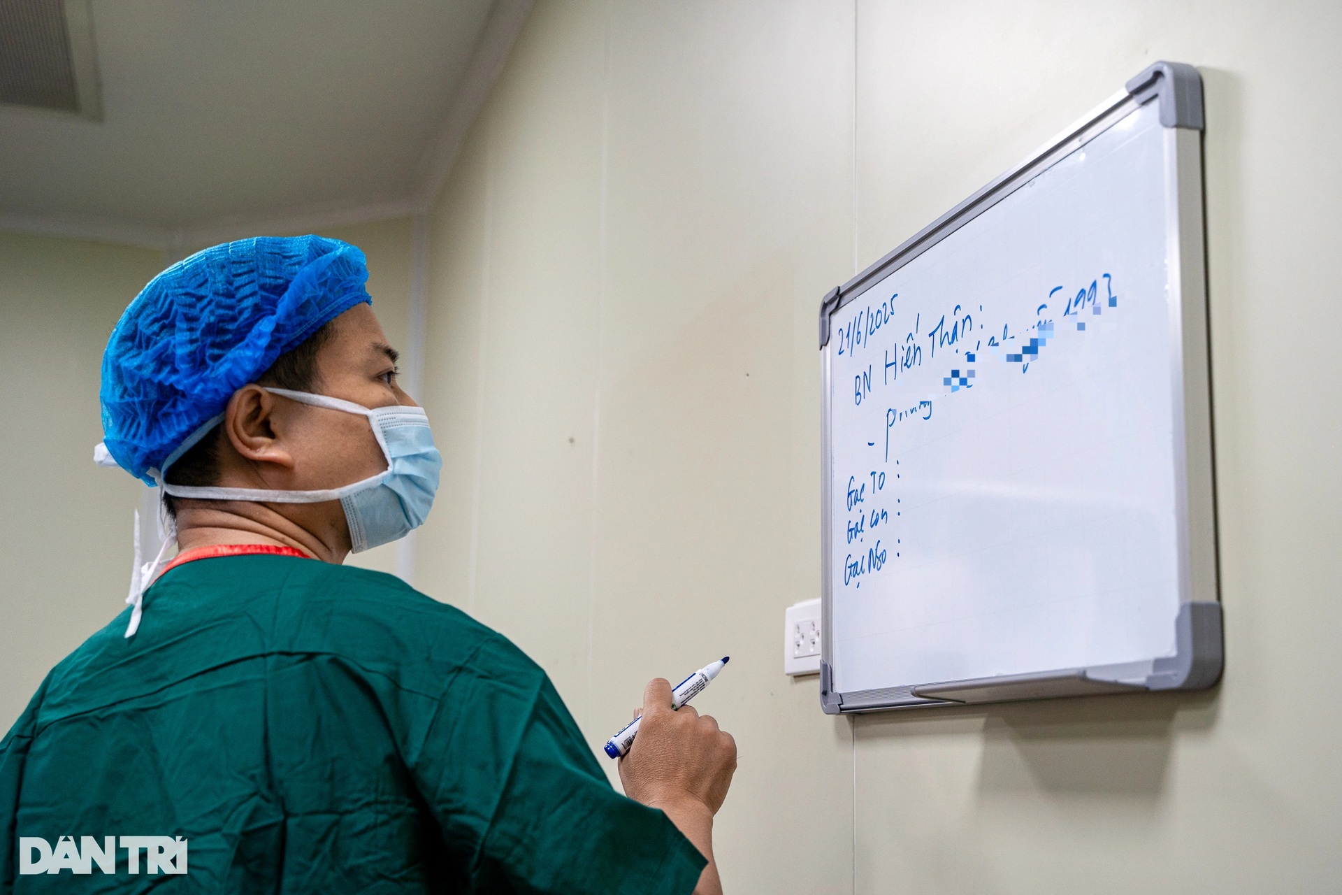 Cận cảnh 30 y bác sĩ giải cứu cô gái suy thận 10 năm không thể uống nước - 2 Cận cảnh 30 y bác sĩ giải cứu cô gái suy thận 10 năm không thể uống nước - 2