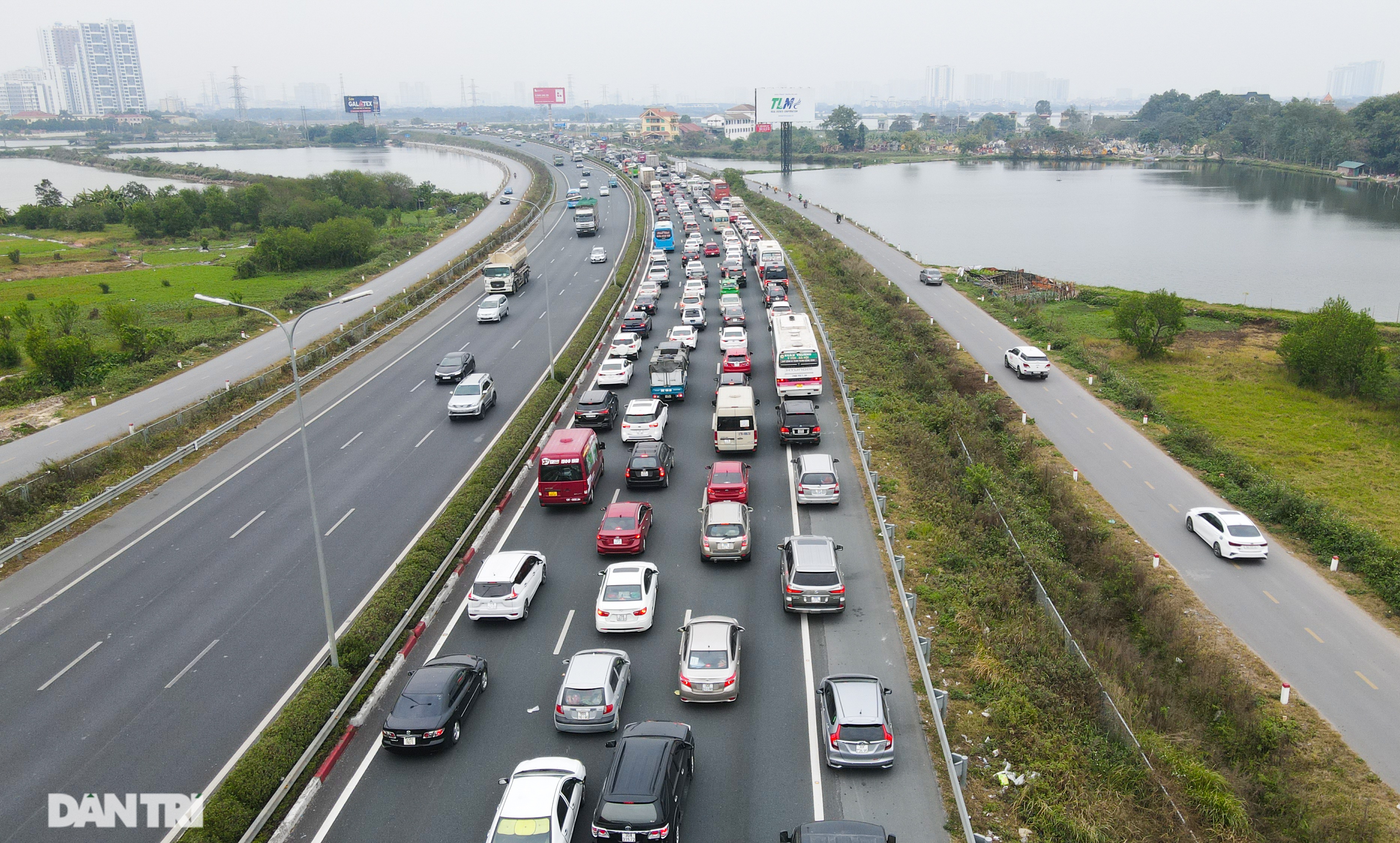 Ngày cuối nghỉ lễ, ùn tắc cục bộ hơn 5km trên cao tốc Pháp Vân - Cầu Giẽ - 2 Ngày cuối nghỉ lễ, ùn tắc cục bộ hơn 5km trên cao tốc Pháp Vân - Cầu Giẽ - 2