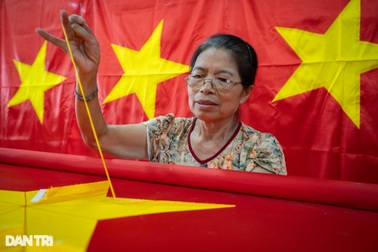 Những đường may mang hồn thiêng Tổ quốc tại làng cờ truyền thống Từ Vân