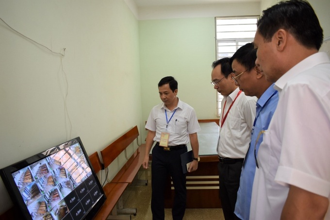 Thứ trưởng Bộ GD&ĐT Hoàng Minh Sơn kiểm tra tại phòng giám sát điểm thi.