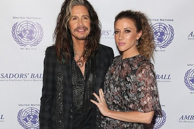 Rocker 68 tuổi đã đính hôn với bạn gái 28 tuổi?