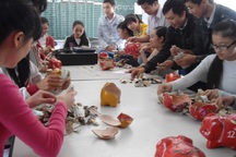 Nuôi heo đất giúp học sinh nghèo đón Tết