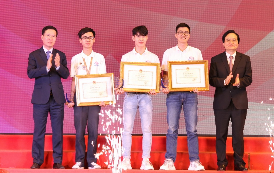3 học sinh, giáo viên đoạt giải nhất cuộc thi “Tuổi trẻ học tập và làm theo tư tưởng, đạo đức, phong cách Hồ Chí Minh” - 1 3 học sinh, giáo viên đoạt giải nhất cuộc thi “Tuổi trẻ học tập và làm theo tư tưởng, đạo đức, phong cách Hồ Chí Minh” - 1