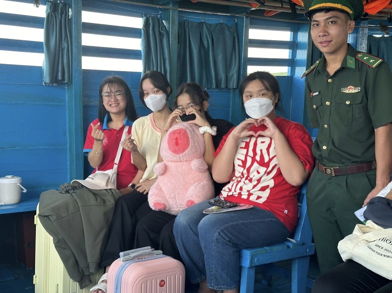 24 учні в Хошиміні перетинають море, щоб скласти випускний іспит у 2024 році - 5 24 học sinh ở TPHCM vượt biển đi thi tốt nghiệp THPT 2024 - 5