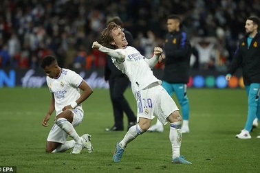 Luka Modric khiến người hâm mộ ngả mũ với cú trivela đẳng cấp