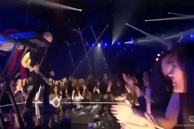 Ed Sheeran trình diễn "live" ca khúc "Shape of you"