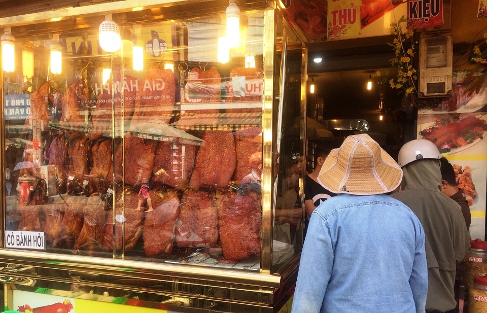 Ngày vía Thần tài, cửa hàng heo quay, vịt quay bán được cả trăm triệu đồng - 2 Ngày vía Thần tài, cửa hàng heo quay, vịt quay bán được cả trăm triệu đồng - 2
