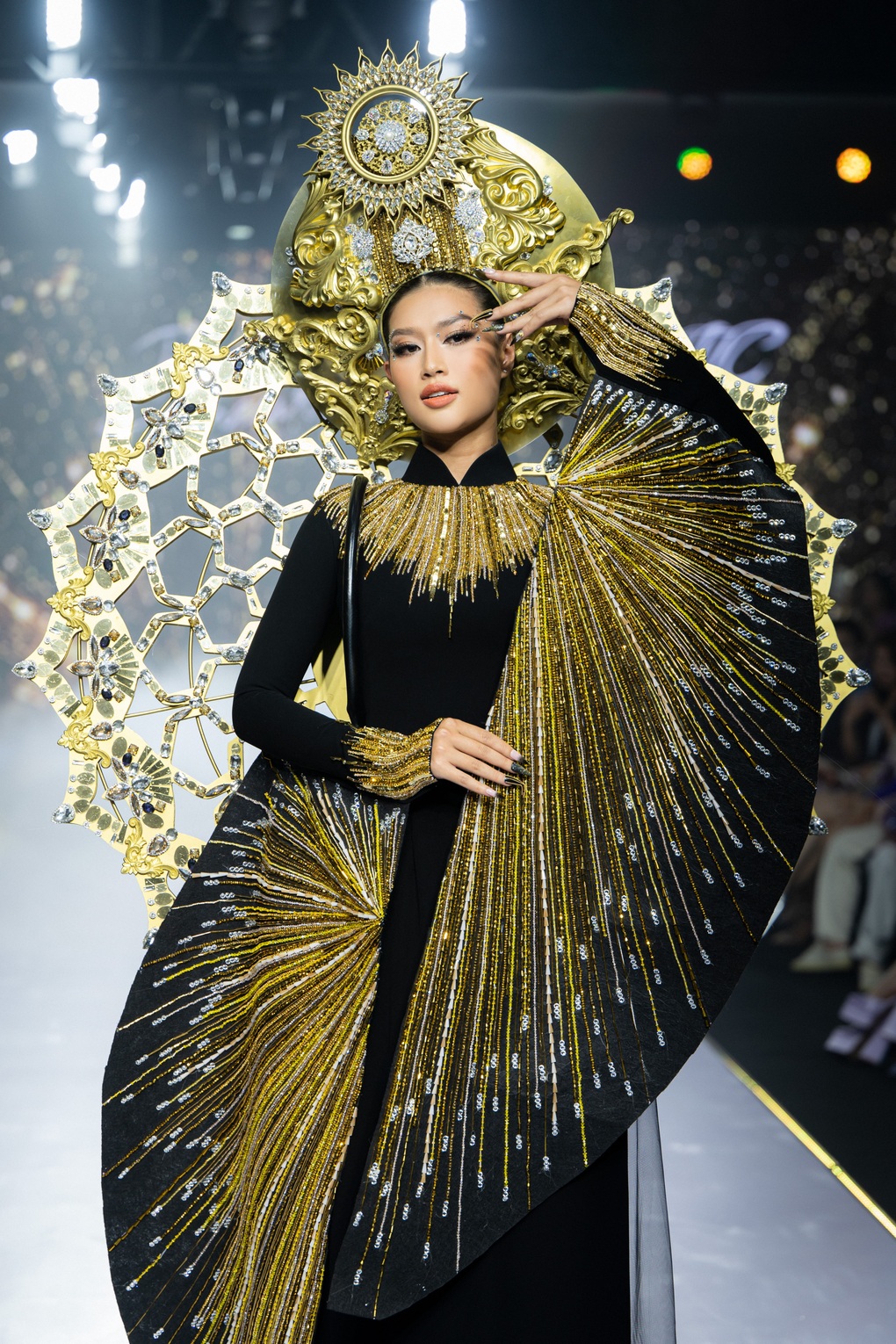 Đằng sau việc Hoa hậu Thiên Ân đội mấn mạ vàng và khung hơn 15kg để catwalk - 2 Đằng sau việc Hoa hậu Thiên Ân đội mấn mạ vàng và khung hơn 15kg để catwalk - 2