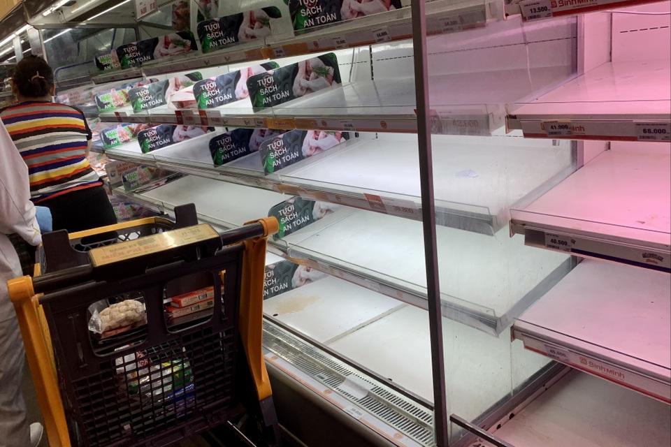 TPHCM: Trước giờ G thực hiện giãn cách, người dân chen chân mua sắm - 3 TPHCM: Trước giờ G thực hiện giãn cách, người dân chen chân mua sắm - 3