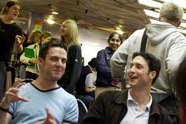 Anh: Sinh viên tốt nghiệp đại học “ôm” khoản nợ hơn 15.000 bảng Anh 