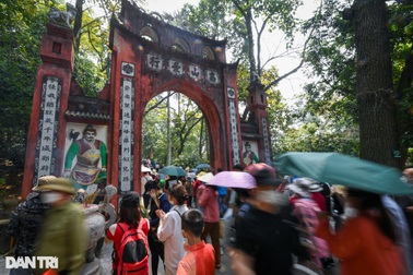 Hàng chục nghìn du khách đổ về đền Hùng dâng hương trước ngày giỗ Tổ