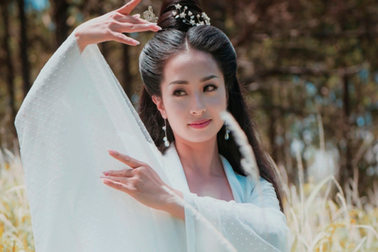 Thu Hằng Bolero xinh đẹp quyến rũ với hình ảnh ma nữ