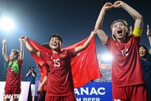 Tuyển nữ Việt Nam rạng rỡ, ôm nhau vỡ òa trong khoảnh khắc vô địch