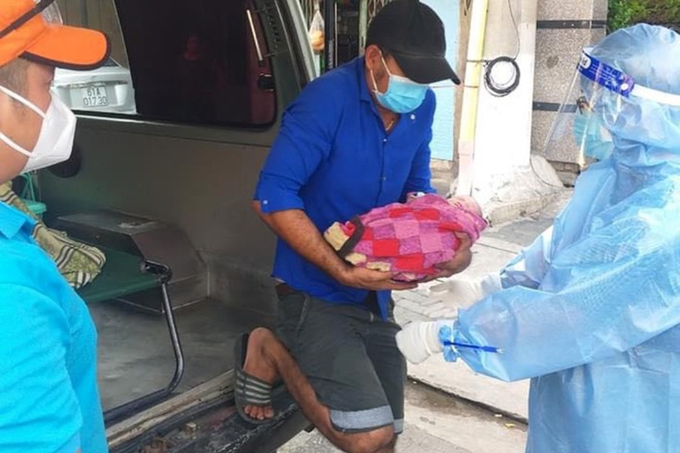 Những người vô tình trở thành bác sĩ Sản... khi đang trực chốt kiểm dịch - 1 Những người vô tình trở thành bác sĩ Sản... khi đang trực chốt kiểm dịch - 1