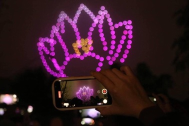 Cầu Nhật Tân, hoa sen xuất hiện trong màn trình diễn ánh sáng tại Tây Hồ