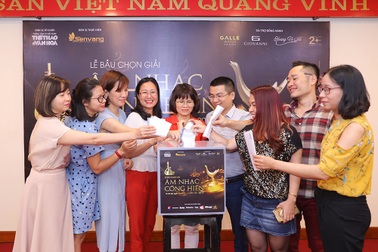 Gần 100 phóng viên tham gia bầu chọn Giải Cống hiến 2019