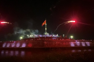 Nhiều hỏa pháo từ súng thần công trên Kỳ Đài Huế bay về phía khán giả