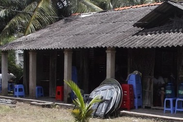 Gia đình nghi ngờ cái chết của "người tự mổ bụng"