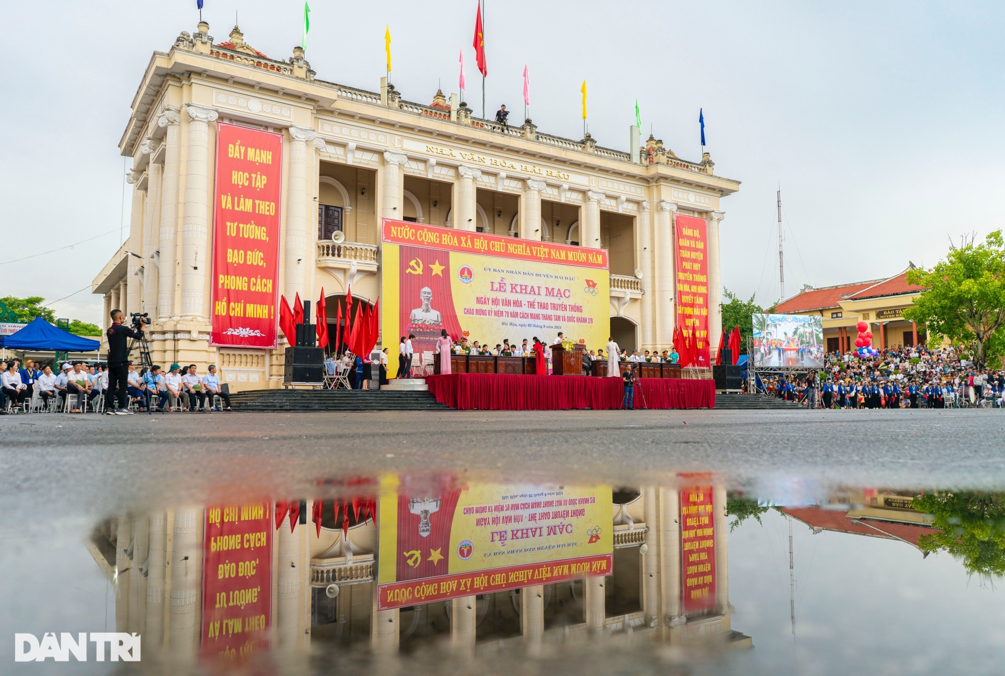 Nam Dinh: Stovky lidí oslavují státní svátek s národními a stranickými vlajkami - 1 Nam Định: Hàng trăm người xếp hình cờ Tổ quốc, cờ Đảng mừng Quốc khánh - 1
