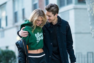 Thiên thần nội y hạnh phúc bên bạn trai