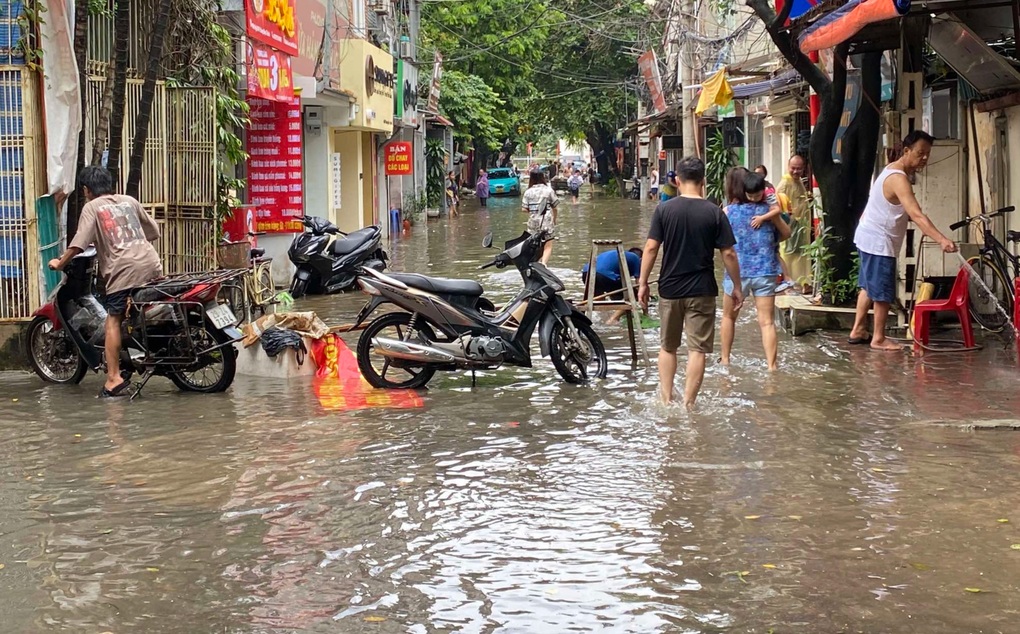 Hà Nội: Đầu tuần trường học bất ngờ ngập sâu, phụ huynh nháo nhác - 2 Hà Nội: Đầu tuần trường học bất ngờ ngập sâu, phụ huynh nháo nhác - 2