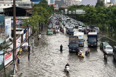 Có máy bơm “khủng”, đường Nguyễn Hữu Cảnh vẫn mênh mông nước ngập