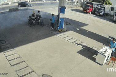 Tài xế ô tô đạp nhầm chân ga, húc đổ trụ bơm xăng cùng nhiều xe máy