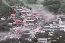 Khoảnh khắc lũ quét dữ dội cuốn trôi nhà cửa ở Ấn Độ