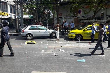 Xe tải lao vào chốt cảnh sát ở thủ đô Bangkok, 18 người bị thương