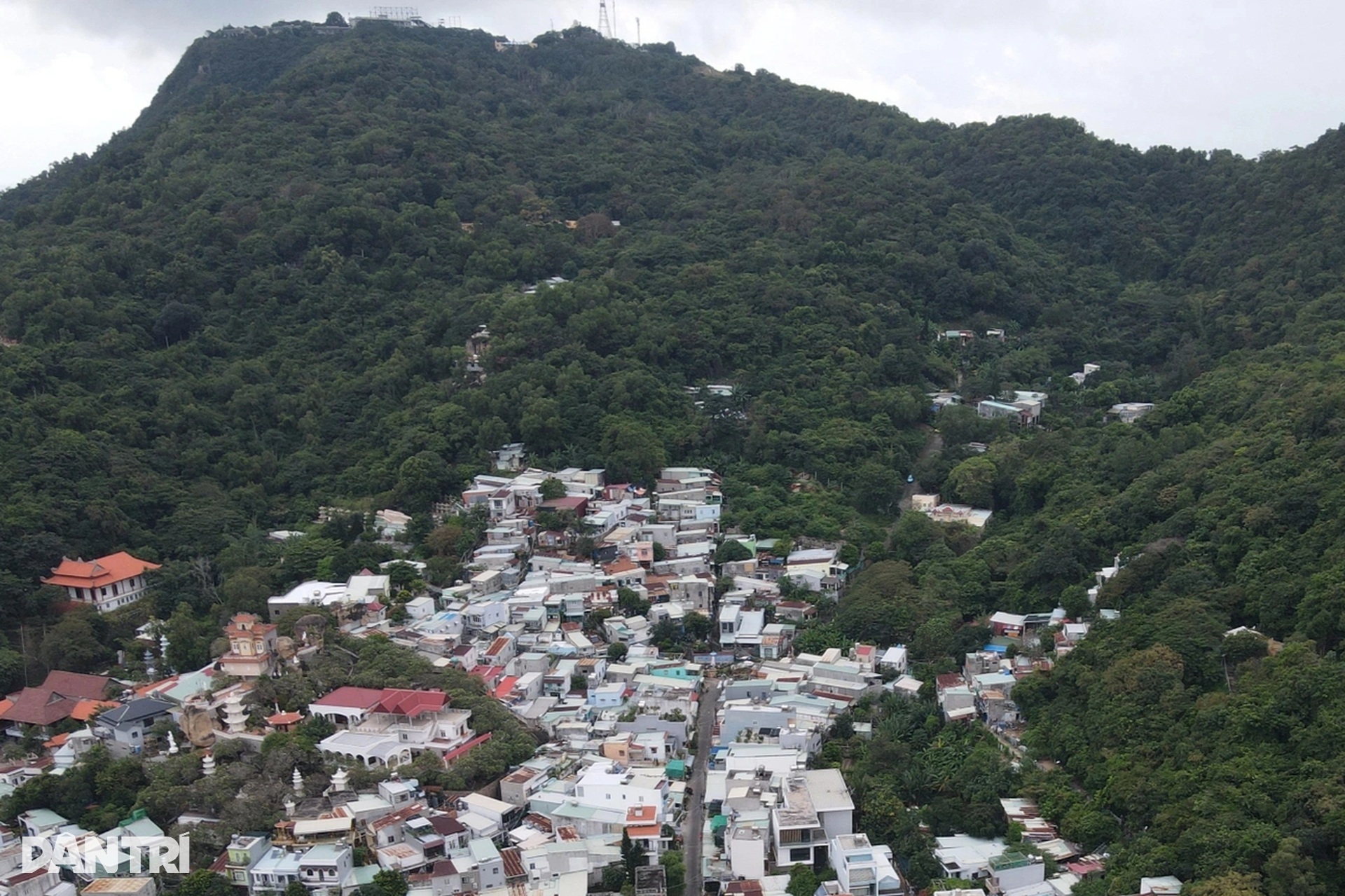 Cận cảnh khu vực nguy cơ sạt lở khiến 19 hộ dân Vũng Tàu di dời trong đêm - 1 Cận cảnh khu vực nguy cơ sạt lở khiến 19 hộ dân Vũng Tàu di dời trong đêm - 1