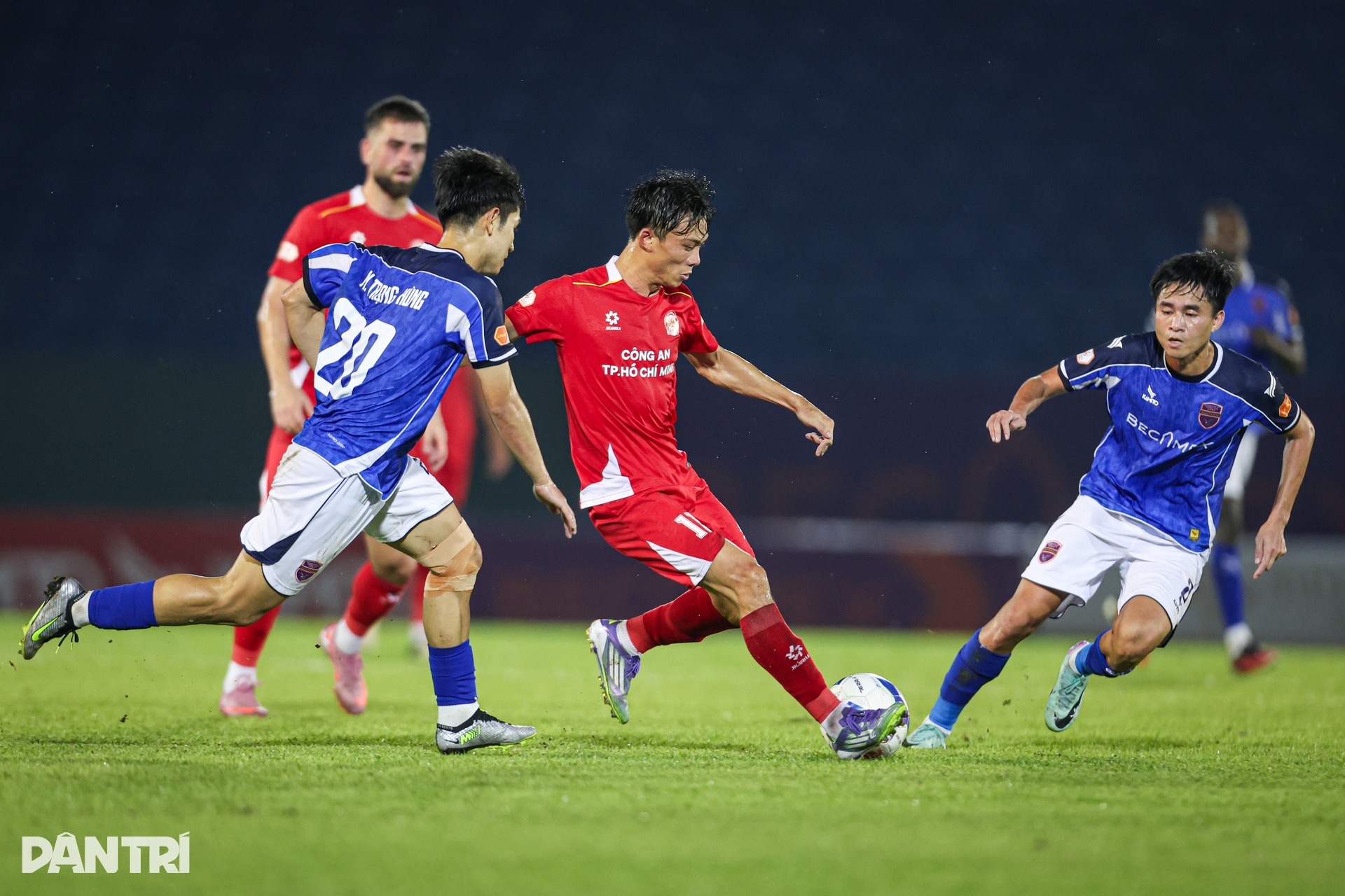 ស៊ុត​បញ្ចូល​ទី​ចូល​ទី​ខ្លួន​ឯង Tien Linh ទះ​ដៃ​សុំទោស​អ្នក​គាំទ្រ - 7