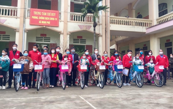 Hội Chữ thập đỏ thành phố Hà Nội và các nhà hảo tâm trao tặng xe đạp cho học sinh có hoàn cảnh khó khăn tại xã Minh Phú, huyện Đoan Hùng (tỉnh Phú Thọ)