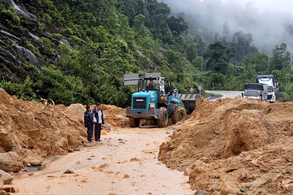 Phó Thủ tướng Hồ Quốc Dũng chỉ đạo khắc phục sạt lở tại đèo Khánh Lê - 3 Phó Thủ tướng Hồ Quốc Dũng chỉ đạo khắc phục sạt lở tại đèo Khánh Lê - 3