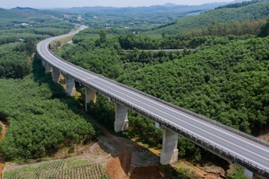 Cận cảnh cao tốc hơn 11.000 tỷ đồng nối Thừa Thiên Huế - Đà Nẵng