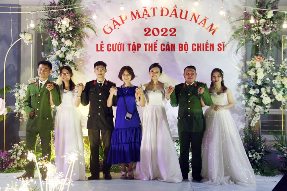 Lễ cưới đặc biệt của 3 cặp đôi công an tuyến đầu chống dịch - 4 Lễ cưới đặc biệt của 3 cặp đôi công an tuyến đầu chống dịch - 4