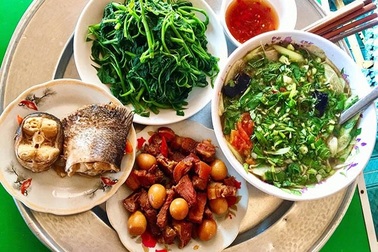 Hàng loạt công nhân đau bụng, buồn nôn sau bữa ăn trưa